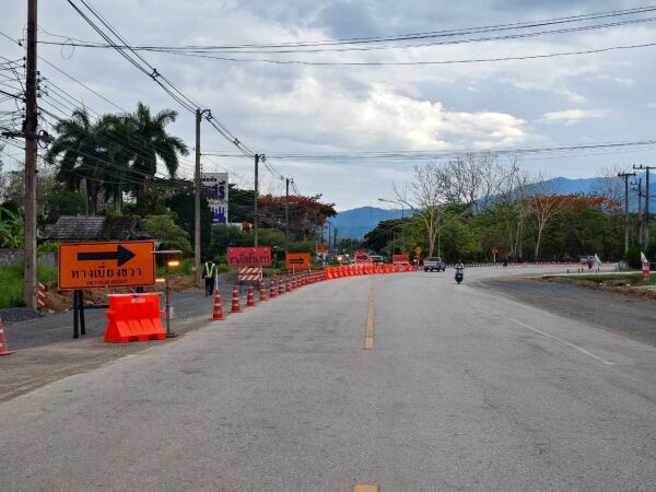 แขวงทางหลวงเชียงใหม่ที่ 3 ได้ดำเนินการปรับเบี่ยงการจราจรชั่วคราว บริเวณทางแยก (ทางเบี่ยงด้านซ้ายออกอำเภอเชียงดาว)